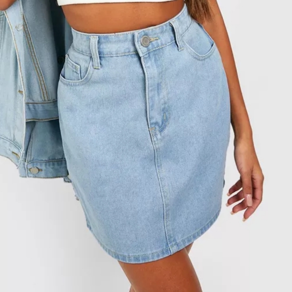 Boohoo Blue Denim mini  skirt size petite 4 . New with tags.